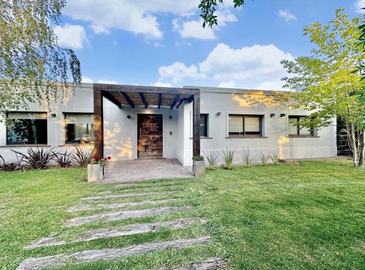 Casa · 245m² · 5 Ambientes · 2 Cocheras