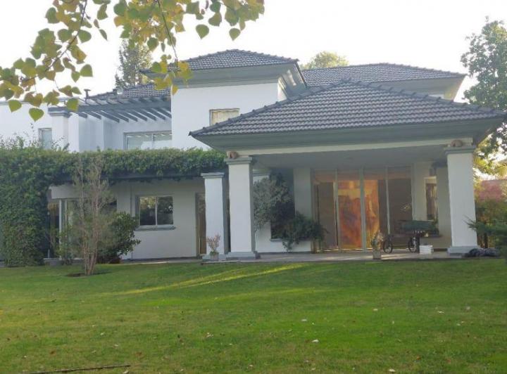 Casa · 435m² · 12 Ambientes · 1 Cochera