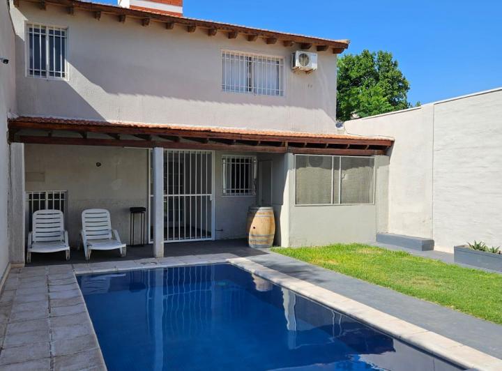 Casa · 300m² · 5 Ambientes · 3 Cocheras