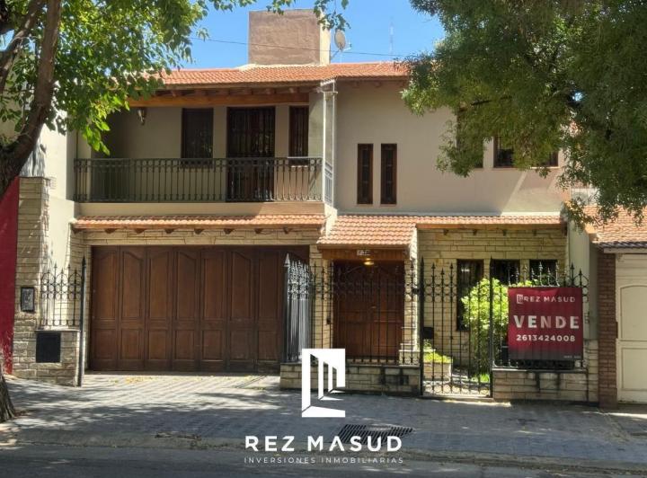 Casa · 276m² · 6 Ambientes · 2 Cocheras