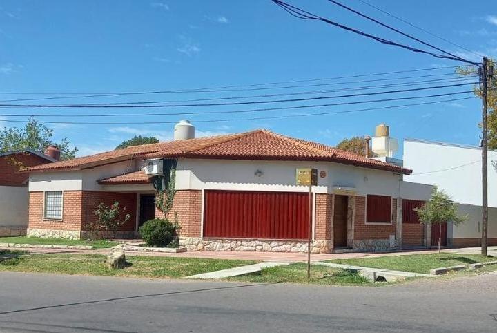 Casa · 183m² · 10 Ambientes · 2 Cocheras