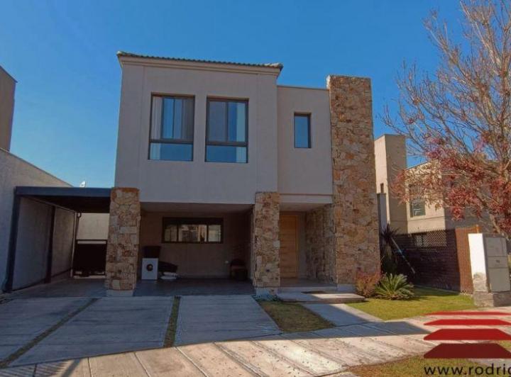 Casa · 325m² · 5 Ambientes · 2 Cocheras