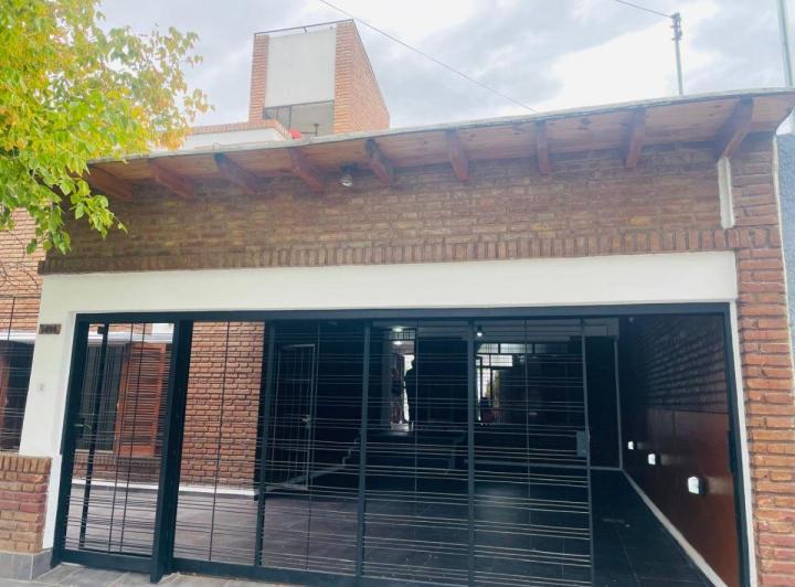 Casa · 119m² · 6 Ambientes · 4 Cocheras