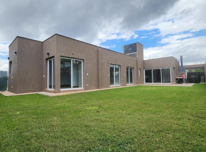 Casa · 154m² · 4 Ambientes · 2 Cocheras