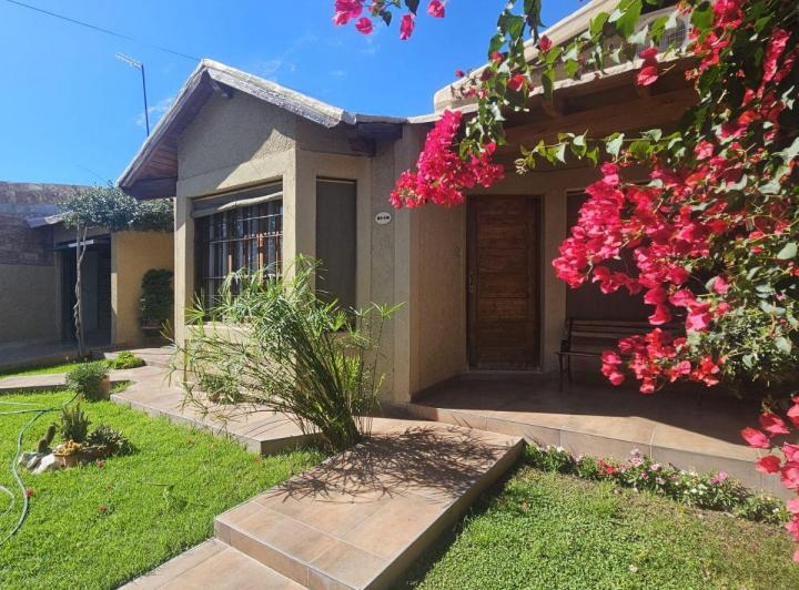 Casa · 220m² · 8 Ambientes · 1 Cochera
