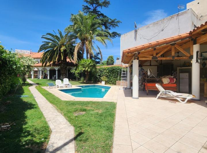 Casa · 585m² · 7 Ambientes · 2 Cocheras