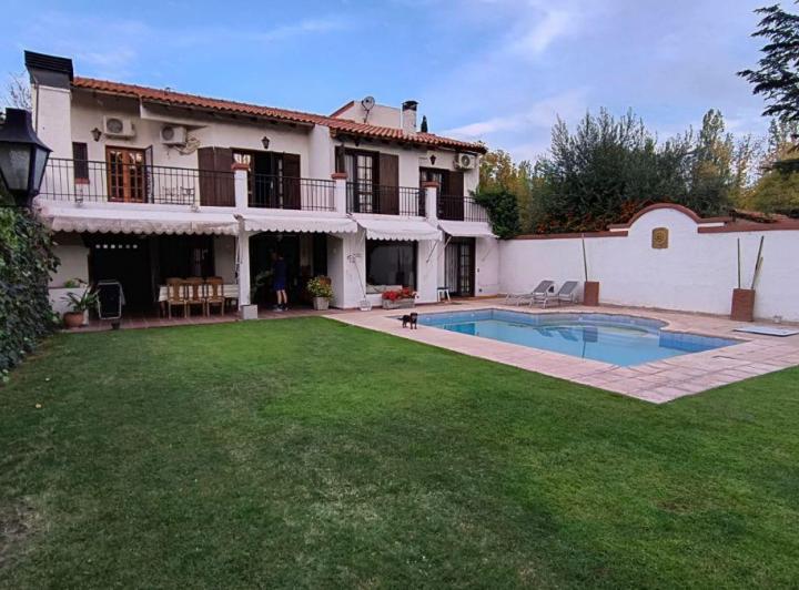 Casa · 278m² · 8 Ambientes · 2 Cocheras