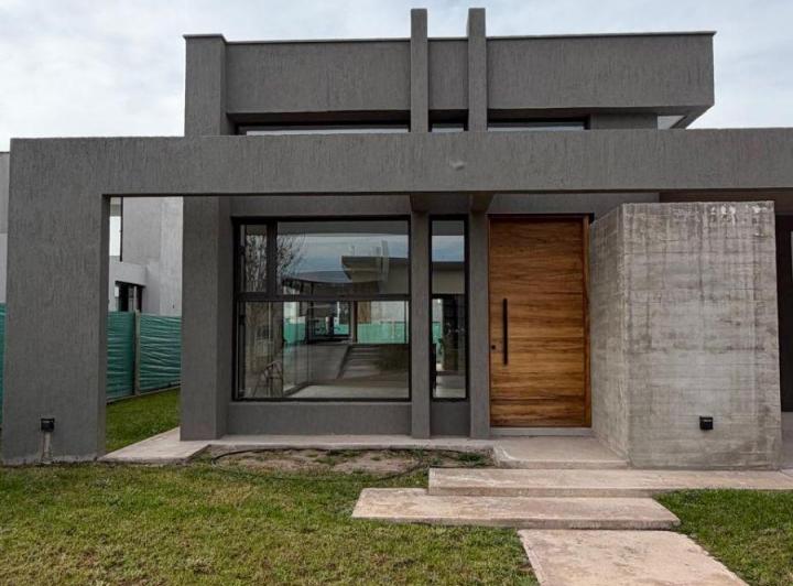 Casa · 142m² · 4 Ambientes · 2 Cocheras