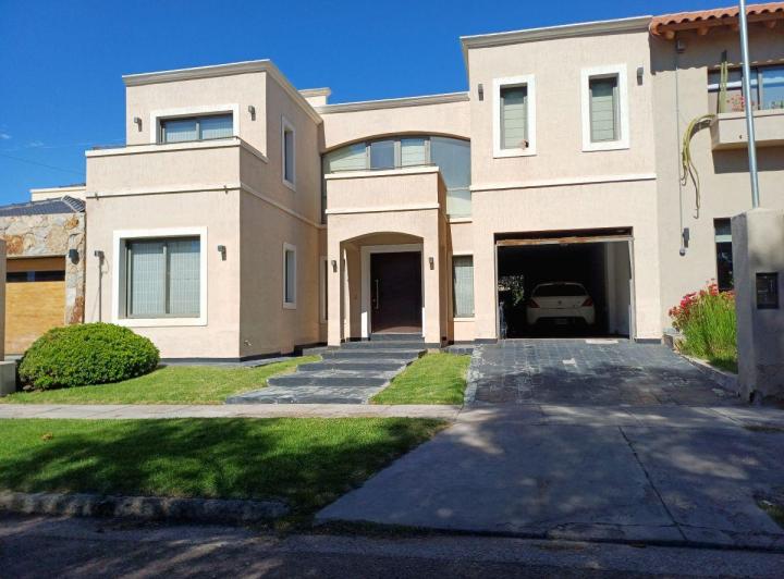 Casa · 253m² · 5 Ambientes · 2 Cocheras