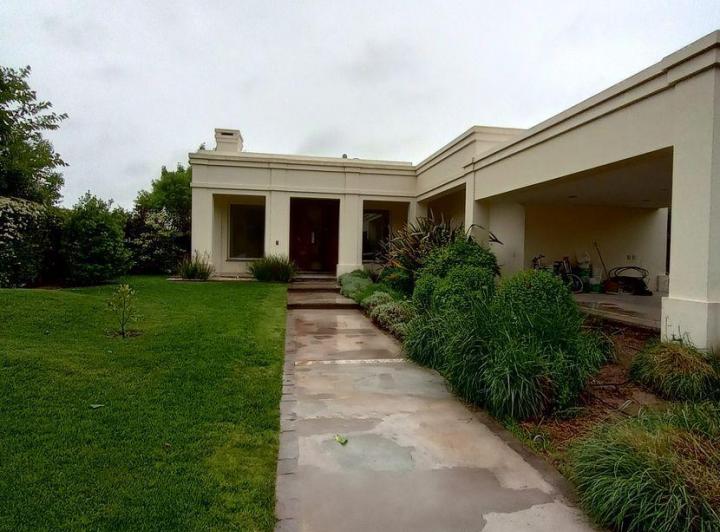 Casa · 420m² · 4 Dormitorios · 2 Cocheras