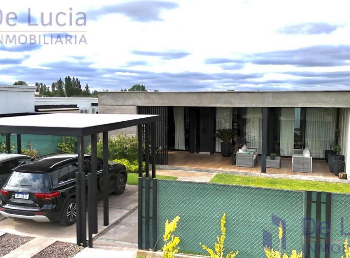 Casa · 228m² · 4 Ambientes · 2 Cocheras