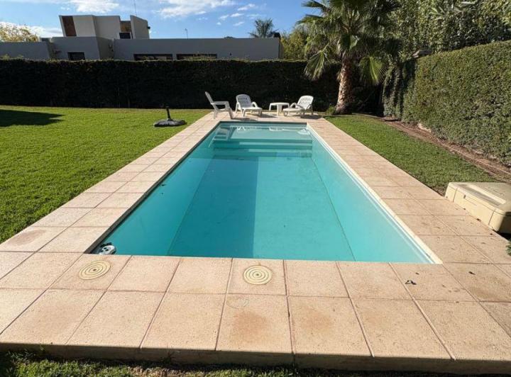 Casa · 301m² · 8 Ambientes · 3 Cocheras