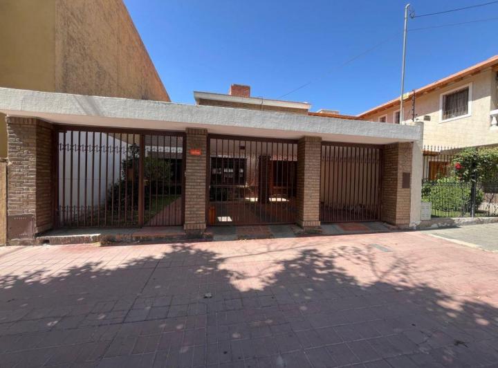 Casa · 233m² · 8 Ambientes · 2 Cocheras