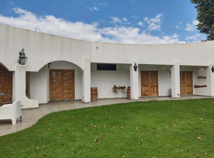Casa · 362m² · 8 Ambientes · 2 Cocheras