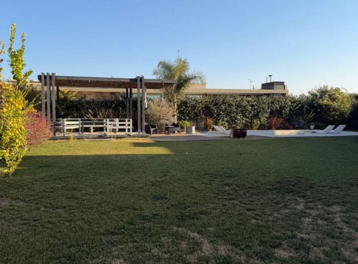 Casa · 254m² · 5 Ambientes · 2 Cocheras