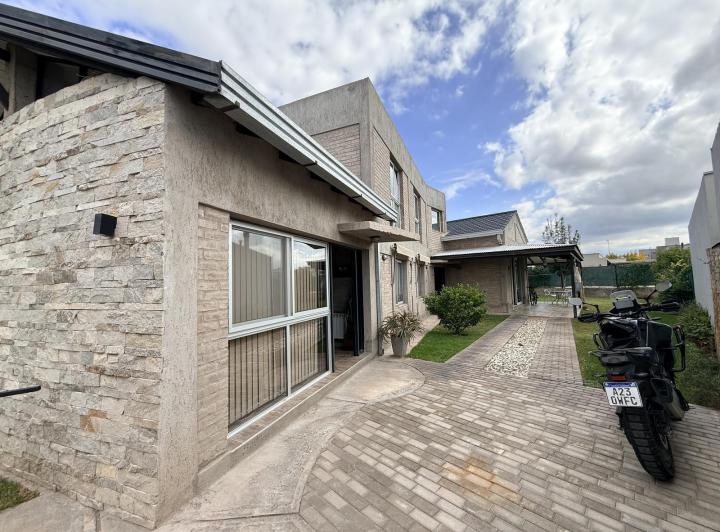 Casa · 247m² · 8 Ambientes · 3 Cocheras
