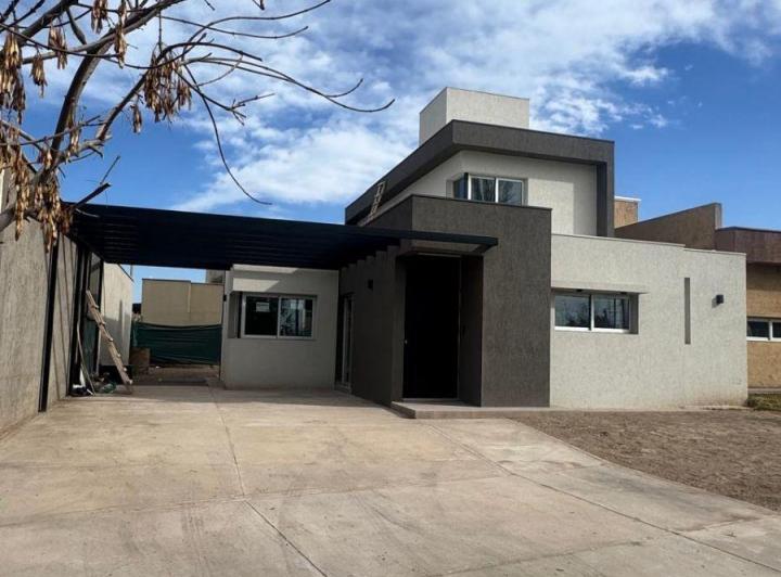 Casa · 157m² · 5 Ambientes · 20 Cocheras