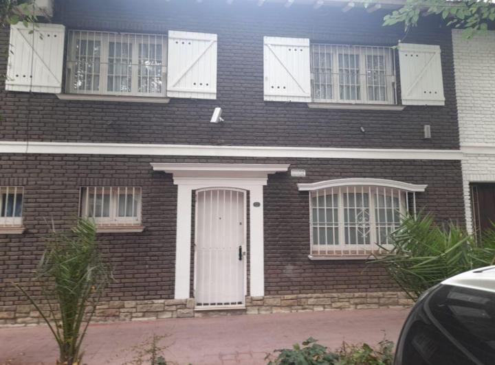 Casa · 180m² · 4 Ambientes · 1 Cochera