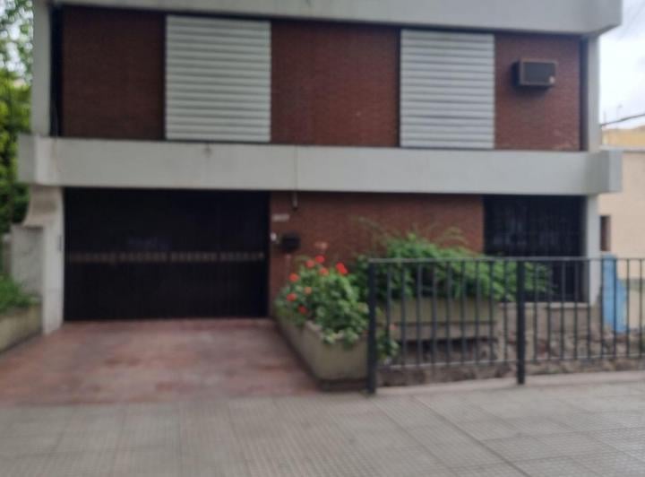 Casa · 330m² · 8 Ambientes · 3 Cocheras