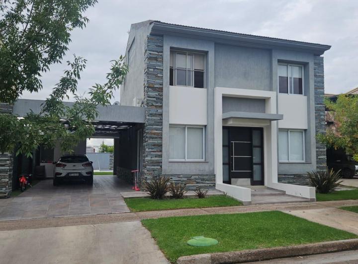 Casa · 210m² · 3 Dormitorios · 2 Cocheras