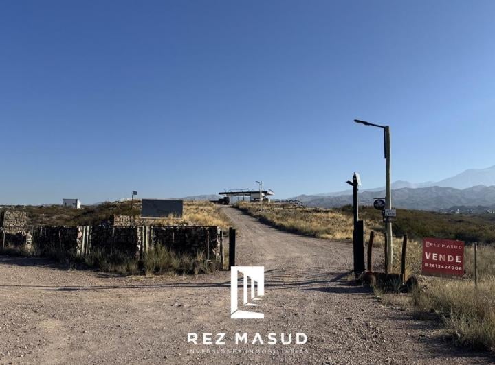 Casa · 1000m² · 6 Ambientes · 3 Cocheras