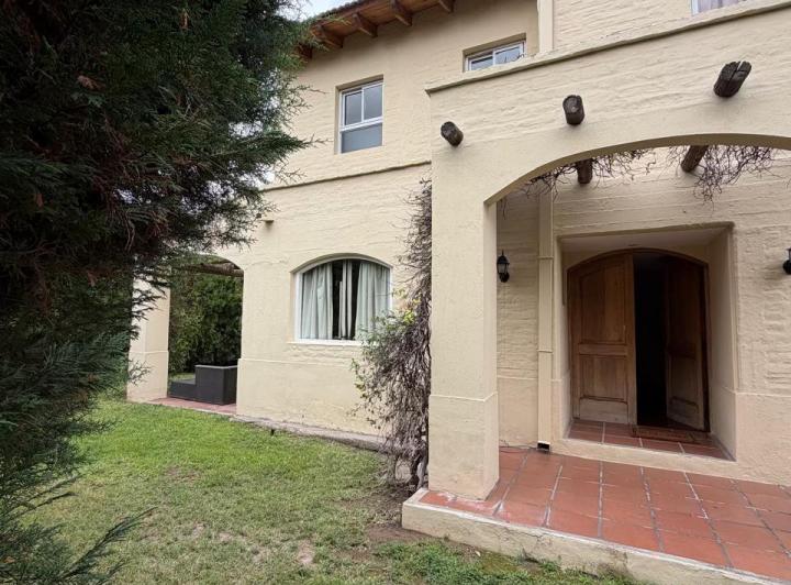 Casa · 240m² · 7 Ambientes · 2 Cocheras