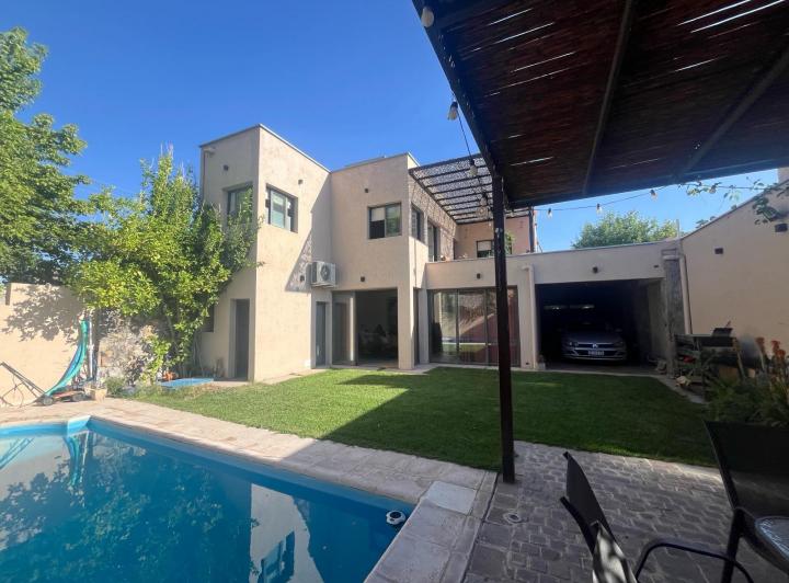 Casa · 284m² · 3 Dormitorios · 2 Cocheras