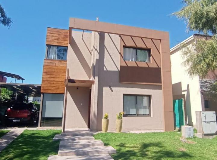 Casa · 157m² · 3 Dormitorios · 2 Cocheras