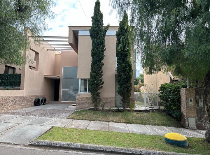 Casa · 190m² · 4 Ambientes · 1 Cochera