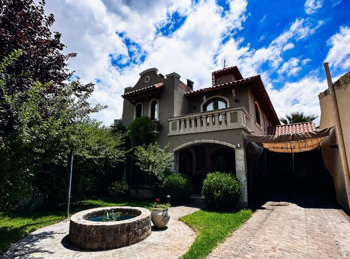 Casa · 300m² · 8 Ambientes · 2 Cocheras