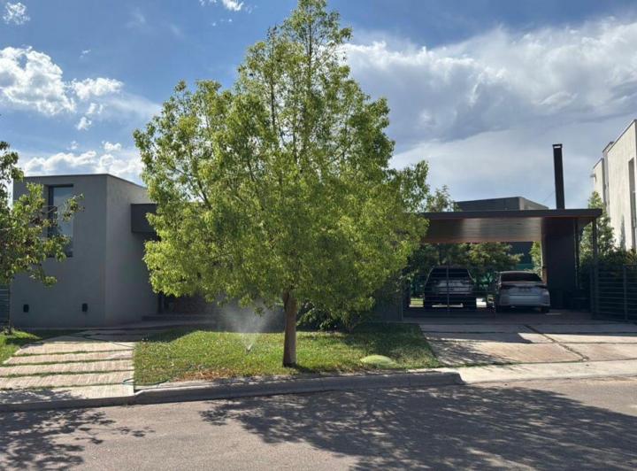 Casa · 220m² · 5 Ambientes · 5 Cocheras