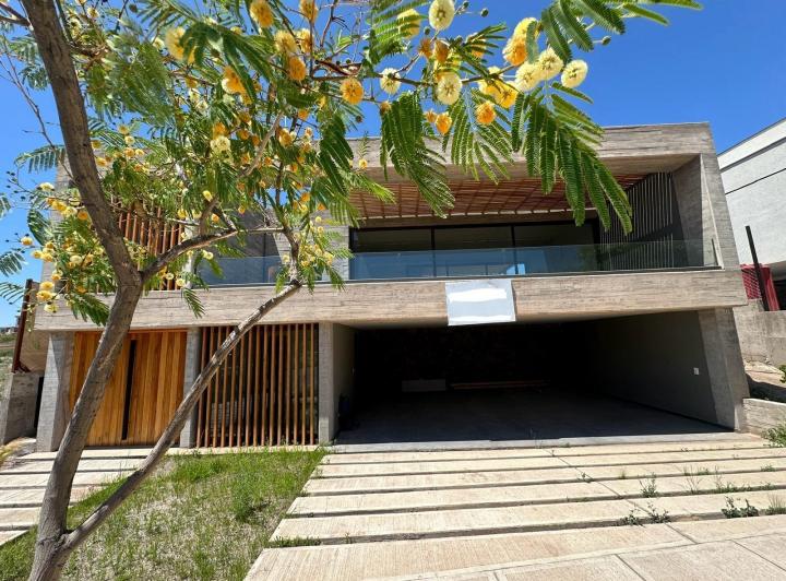 Casa · 415m² · 4 Ambientes · 3 Cocheras