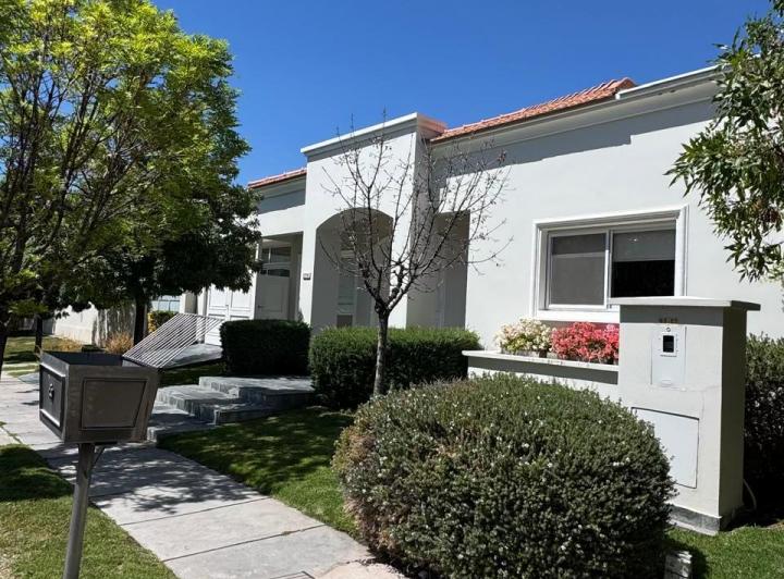 Casa · 270m² · 8 Ambientes · 4 Cocheras