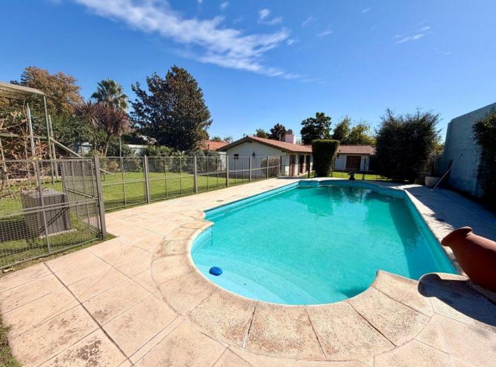Casa · 320m² · 8 Ambientes · 2 Cocheras