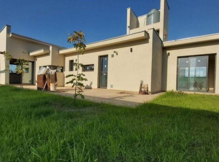 Casa · 238m² · 6 Ambientes · 3 Cocheras