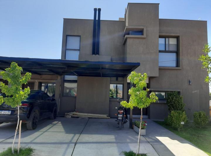 Casa · 174m² · 4 Ambientes · 2 Cocheras