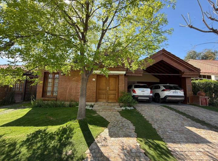 Casa · 360m² · 3 Dormitorios · 2 Cocheras