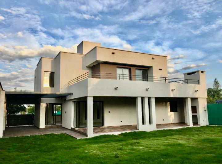 Casa · 456m² · 3 Dormitorios · 2 Cocheras
