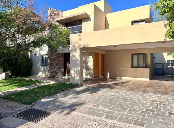 Casa · 390m² · 7 Ambientes · 2 Cocheras