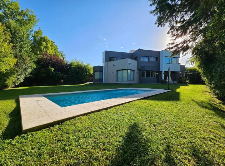 Casa · 414m² · 13 Ambientes · 2 Cocheras
