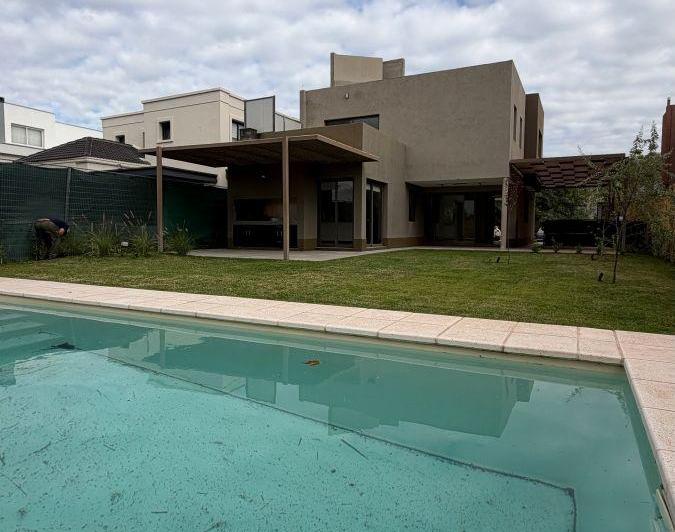 Casa · 250m² · 1 Ambiente · 1 Cochera