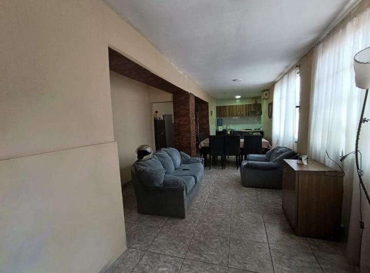 Casa · 215m² · 9 Ambientes · 1 Cochera