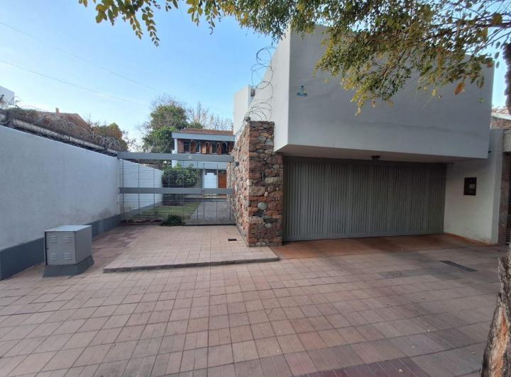 Casa · 300m² · 10 Ambientes · 1 Cochera