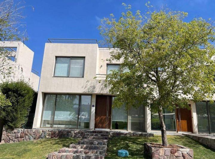 Casa · 165m² · 4 Ambientes · 2 Cocheras