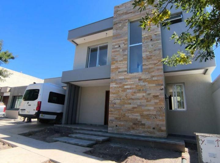 Casa · 295m² · 6 Ambientes · 2 Cocheras