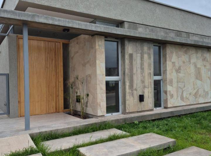 Casa · 115m² · 4 Ambientes · 2 Cocheras