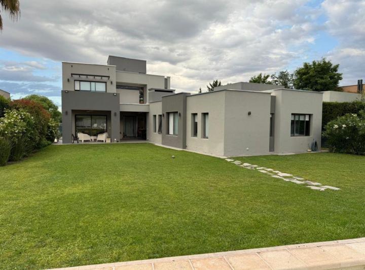 Casa · 438m² · 10 Ambientes · 3 Cocheras