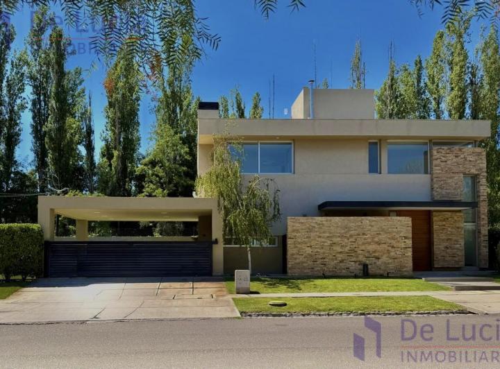 Casa · 220m² · 4 Ambientes · 2 Cocheras