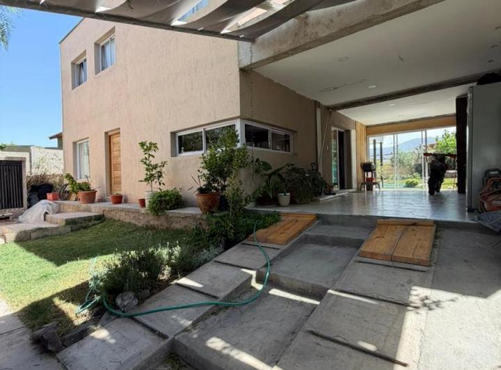 Casa · 245m² · 5 Ambientes · 1 Cochera