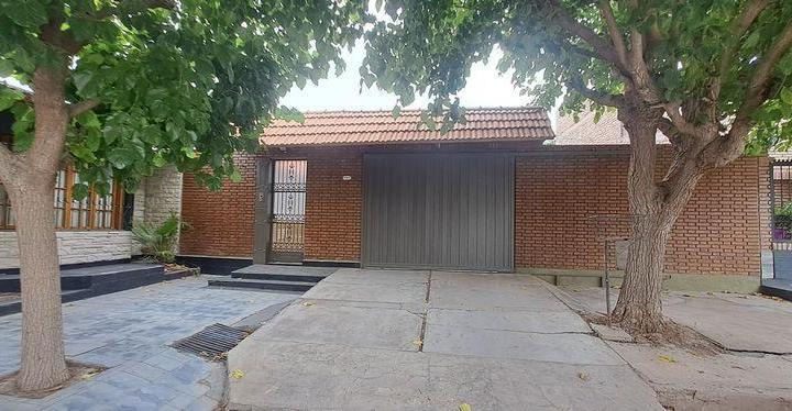 Casa · 261m² · 6 Ambientes · 2 Cocheras